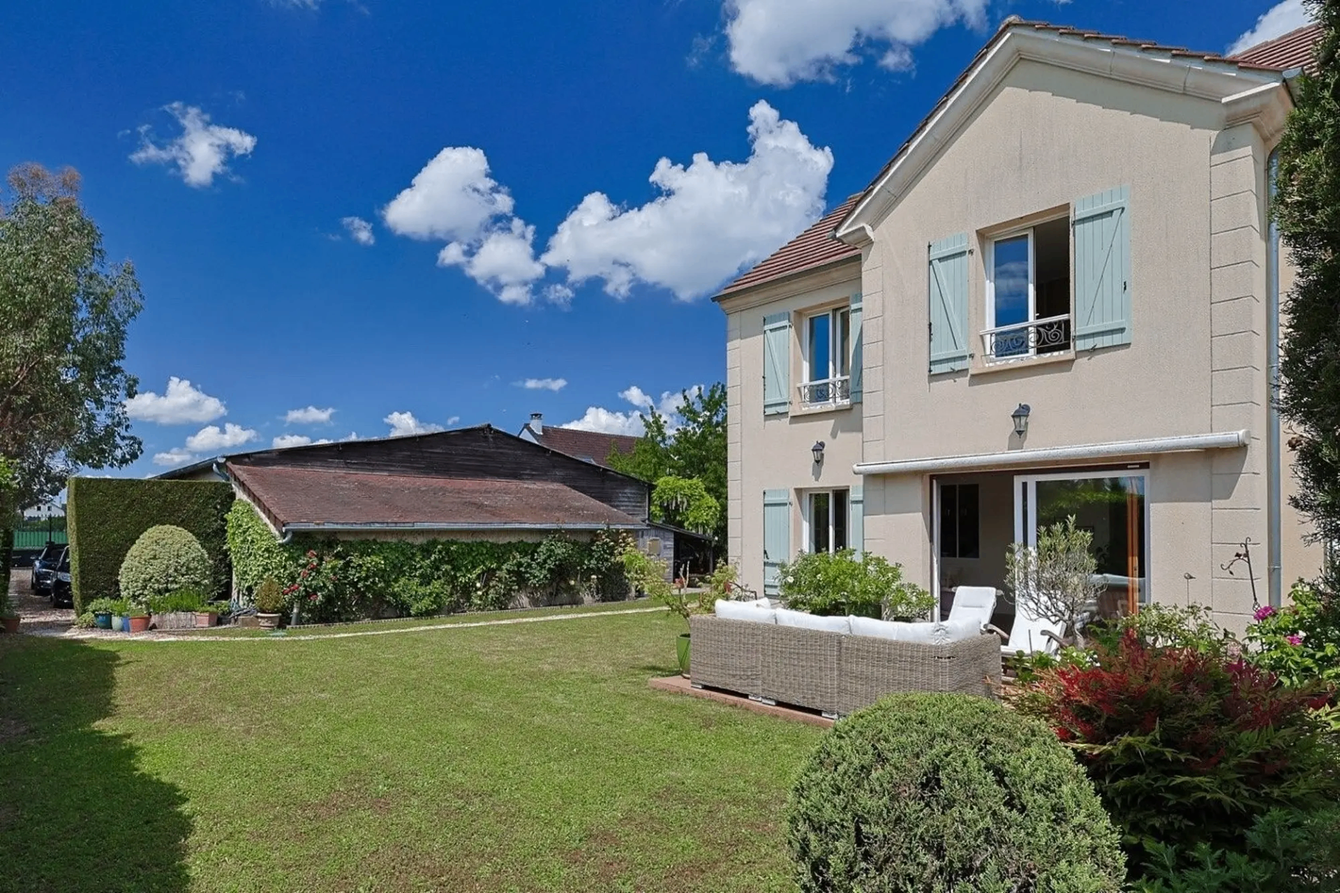 Façade arrière de la maison avec grand jardin