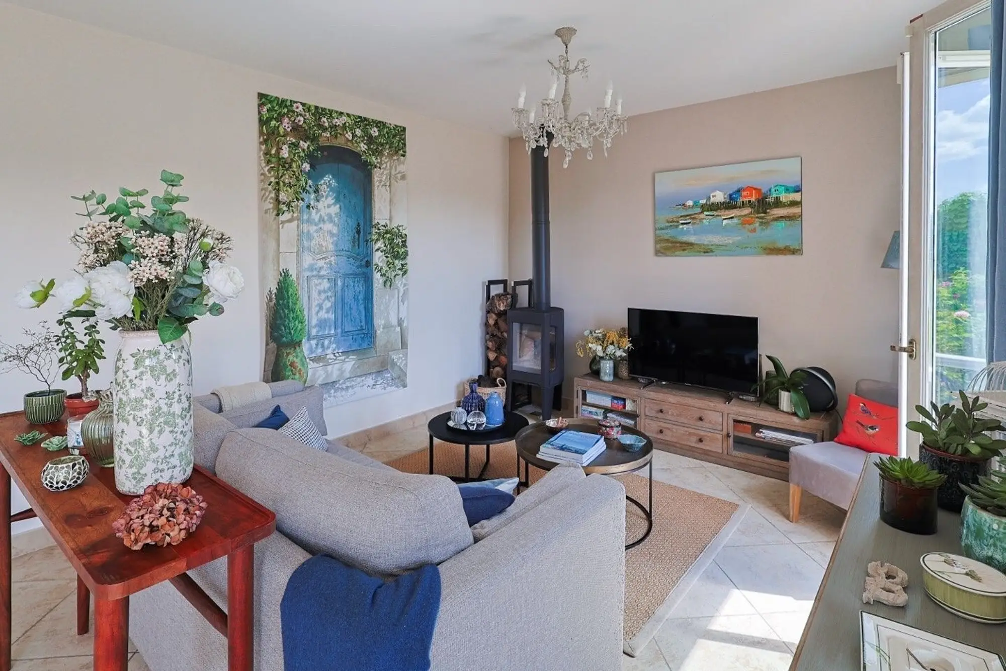 Salon lumineux avec poêle à bois