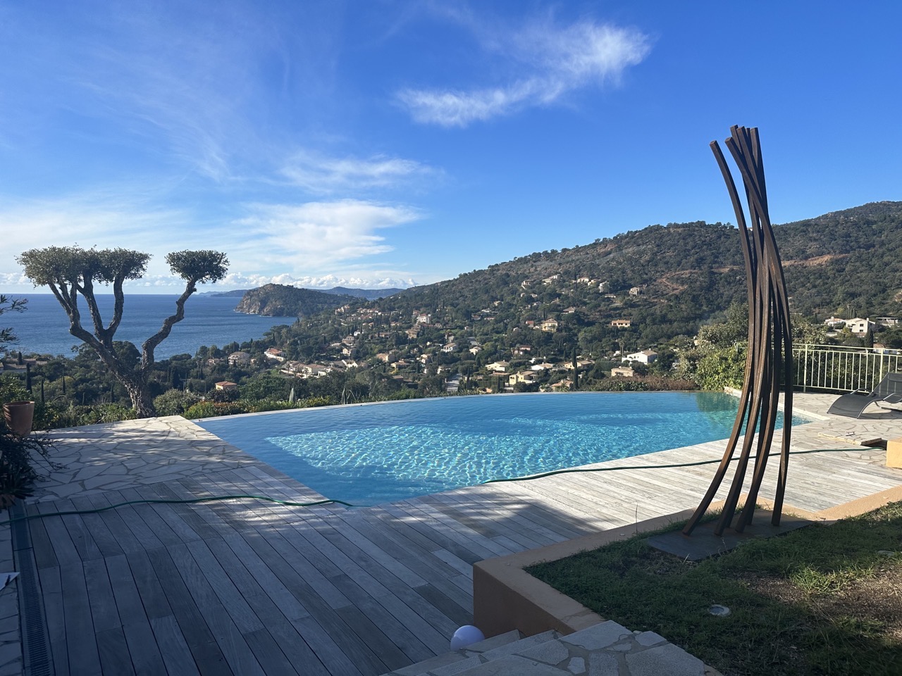 Villa vue mer panoramique avec piscine à débordement — Rayol-Canadel-sur-Mer